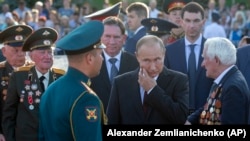 Президент России Владимир Путин с ветеранами Второй мировой войны в Курске (архивное фото) 