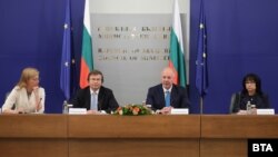 От ляво надясно: Екатерина Захариева, Валдис Домбровскис, Росен Желязков и Теменужка Петкова, 5 юни 2025 г.