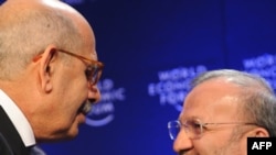 منوچهر متکی، وزیر امور خارجه ایران و محمد البرادعی، مدیر کل آژانس بین المللی انرژی اتمی در نشست داوس.