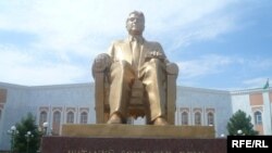 Туркменистан -- Туркменбаши Сапармуратан хIоллам, Ашгабатерчу Юрт-Бахаман Университетана хьалха, 06Мар2009