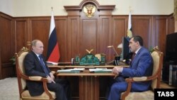 На этой неделе президент России дважды встретился с руководителем Ингушетии Юнус-Беком Евкуровым. 14 сентября Владимир Путин провел совещание в Магасе, а через два дня в Сочи прошла рабочая встреча с главами Чечни и Ингушетии