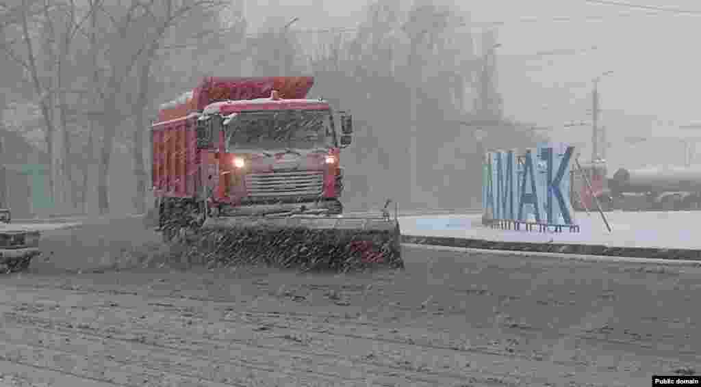 Башкортстанда 9-10 апрельдә көчле кар яуды, кар чистартучы машиналарны янә чыгардылар. Стәрлетамак.