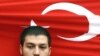 Ультра-националист держит национальный флаг Турции во время акции против Рабочей партии Курдистана. Стамбул, 21 октября 2007 года.