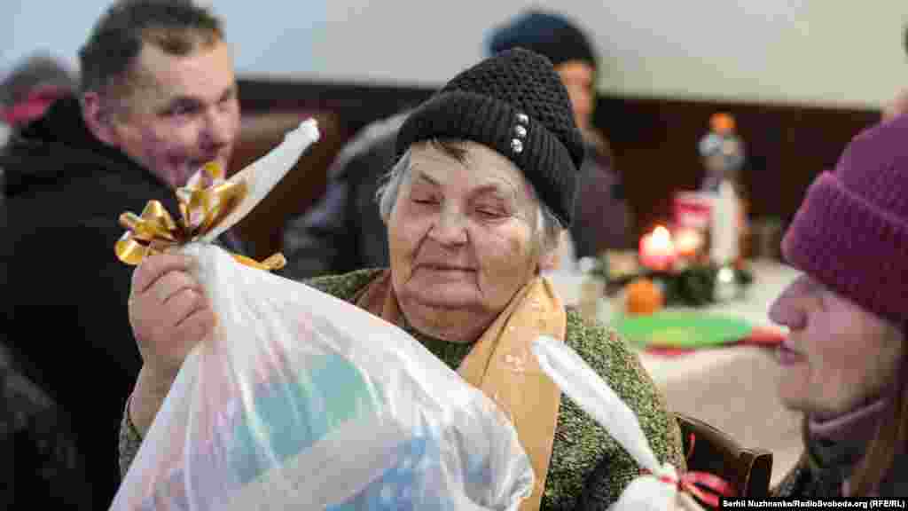 Кожен отримав вітальну листівку і подарунки від волонтерів 