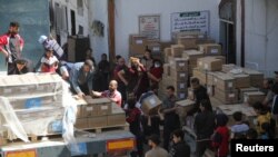 تخلیه کمک‌های امدادی در نزدیکی بیمارستانی در شمال غزه