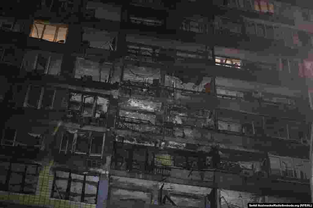 Фасад частини будинку, що вигоріла через влучання