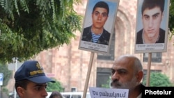 Оппозиционный активист Вардгес Гаспари перед зданием правительства, Ереван, 20 октября 2011 г.