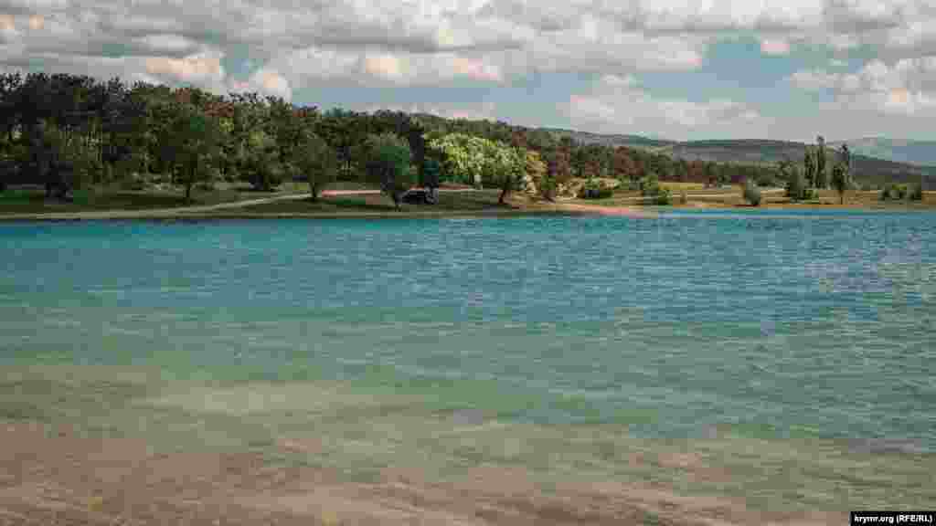 Kökni bulutlar sarğanda, Aqmescit gölüniñ suvu açıq firüze tüste ola