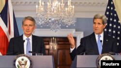 جان کری (راست) همراه با فیلیپ هاموند، وزیر امور خارجه بریتانیا در یک کنفرانس خبری مشترک