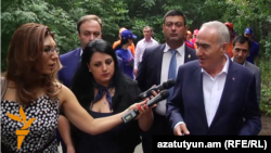 Армения - Спикер парламента Армении Галуст Саакян отвечает на вопрос корреспондента Радио Азатутюн, Цахкадзор, 25 августа 2016 г.  