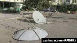 Sökülip aýrylan çanak antenna.