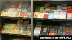 Aşgabatda geçirilen bir kitap sergisinde düşürilen surat. Arhiwden alyndy. 