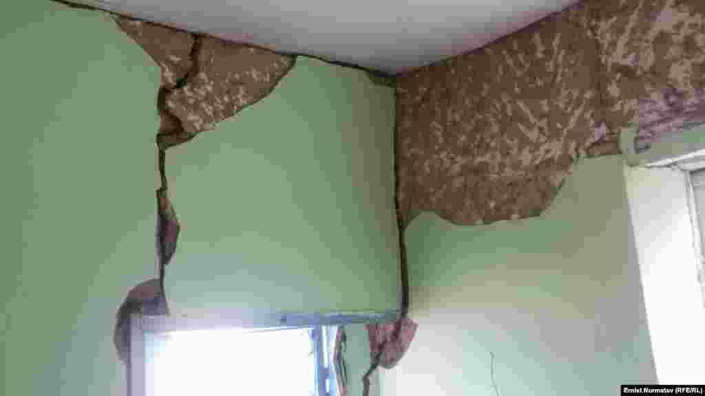 Чоң-Алайдын жер титирөөдөн жабыркаган айылдарында окуучулар үчүн чатыр мектептер уюштурулат.