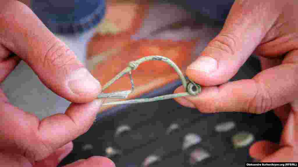 У його руках та сама шпилька, точніше лучкова фібула, з якої почалося захоплення колекціонуванням