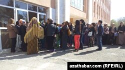 Aşgabatdaky hökümet edaralarynyň biriniň öňünde emele gelen uzyn nobatlar. Arhiwden alnan surat