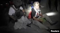 گرتا تونبرگ روی عرشه در میان نیروهای امنیتی اسرائیل