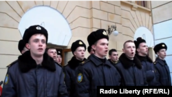 Українські курсанти Військово-морської академії імені Нахімова співають гімн України, скриншот відео. Севастополь, 21 березня 2014 р.