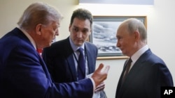 Президентите на САЩ и Русия Доналд Тръмп и Владимир Путин на срещата им в Анкоридж, Аляска на 15 август 2025 г.