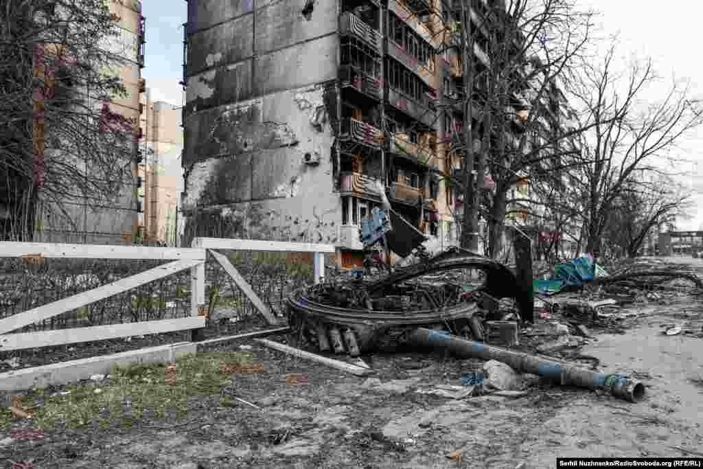 Пашкоджаныя жылыя дамы на Гастомельскай шашы, зьнішчаная расейская тэхніка перад імі. Пазьней брытанскі мастак Бэнксі намаляваў сваё графіці на фасадзе першага будынку.Потым гэтыя дамы разабралі. На іх месцы пустка. Працу Бэнксі перанесьлі на суседні дом.Зьлева — фота 7 красавіка 2022 году, справа — з сакавіка 2025 году