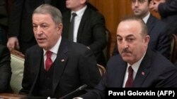 Թուրքիայի պաշտպանության և արտաքին գործերի նախարարներ Հուլուսի Աքարը և Մևլյութ Չավուշօղլուն, արխիվ: 
