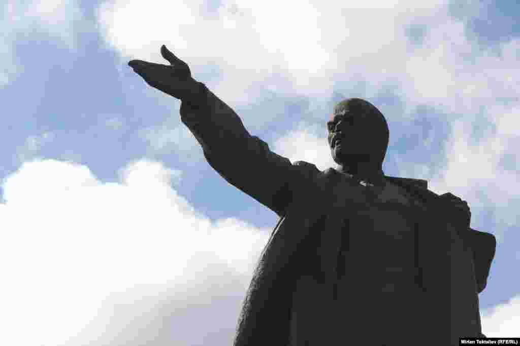 Бишкек. Памятник Ленину был установлен в 1984 году на центральной площади кыргызской столицы