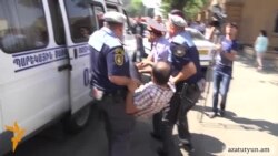 Подвергнуты приводу 9 участников акции протеста против вступления в ТС у президентской резиденции 