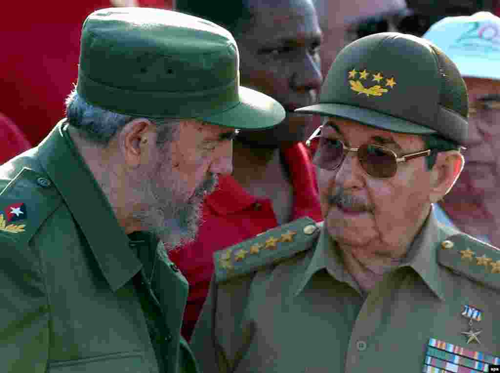 فیدل با برادر و جانشینش رائول کاسترو..