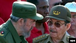 فیدل در کنار برادر، وزیر سابق دفاع و جانشین خود، رائول کاسترو.