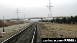 B.Annanow köçesinden Bedewe barýan köpri. Ol ýumrulup täzeden gurulmaly.