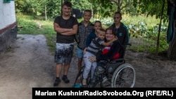 Діти обіймають маму