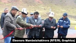 Кара-Кечеде жылда чыр-чатак катталат, атүгүл ок атылып, адам өмүрү кыйылган фактылар болгон. Облустун жетекчилиги баштаган адамдар Кара-Кечедеги бекеттин ачылышында. 9-октябрь, 2014-жыл.    