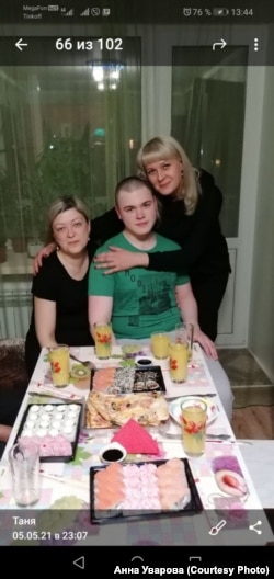 Никита Уваров дома с родственниками после выхода из Сизо