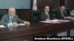 Назарбаев университеті профессорлары Джон Витте мен Говард Швебер дебатта отыр. Астана, 29 қазан 2012 жыл.      