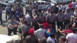 Qanlıgöldə qarşıdurma. Sakinlər yolu bağladı