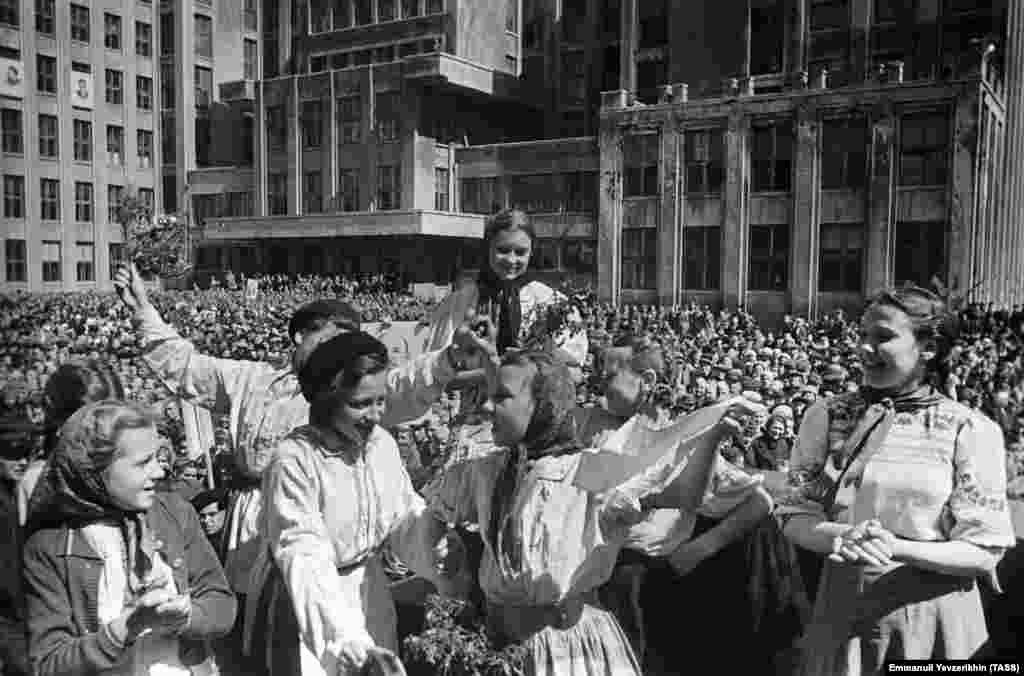 Bjelorusi slave pobjedu u centru Minska, 8. maj 1945. Više od četvrtine ukupnog stanovništva Bjelorusije stradalo je u Drugom svjetskom ratu.