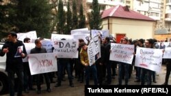 Азербайджан - Протестующие собрались перед домом писателя Акрама Айлисли в Баку, 31 января 2013 года.