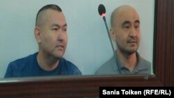 Гражданские активисты из города Атырау Талгат Аян (слева) и Макс Бокаев на суде по их делу. Атырау, 12 октября 2016 года.