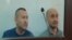 Гражданские активисты Макс Бокаев (справа) и Талгат Аян в суде, где их обвиняют по уголовным статьям. Атырау, 12 октября 2016 года.