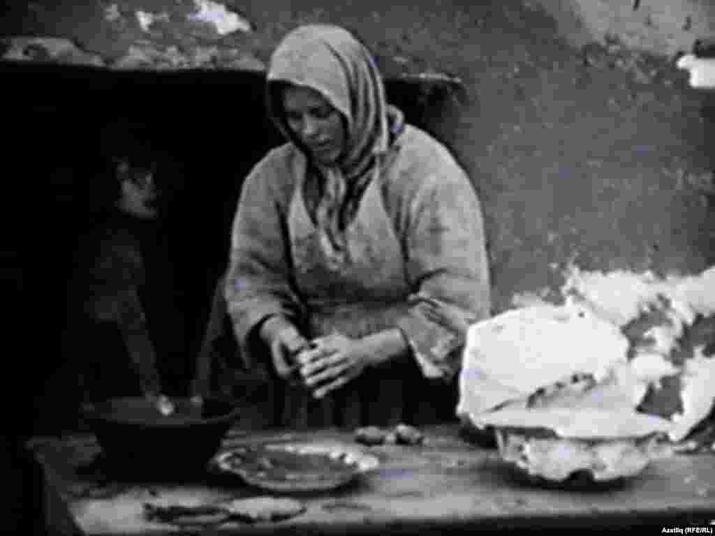 1920нче ачлык елларында Оренбур тобәгенең Бозаулык шәһәрендә инглиз һәм американ миссионерлары төшергән видеодан алынган сурәтләр