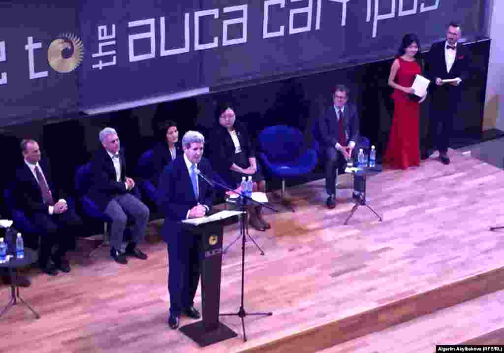 Қирғизистонда Жон Керри Марказий Осиё Америка университетининг янги кампуси очилиш маросимида иштирок этди.Айнан шу мамлакат ҳақида гапирар экан, Керри 2013 йилда ўзининг машҳур нутқида “Қирзахстан” деб хато қилган эди. У шунда шундай деган:“Жасур америкалик ходимлар дунёнинг энг хавфли нуқталарда фаолият юритмоқда. Улар Нигерияда коррупцияга қарши курашмоқда, Бирмада қонун устуворлигини қарор топтирмоқда, Қирзахстан ва Грузияда демократик ислоҳотларни қўллаб-қувватламоқда. Биз биламизки, мамлакатнинг демократия сари ўтиши катта вақт талаб қилади.”Ўша пайтда Қирғизистон мустақилликка эришганидан кейинги иккинчи инқилобни бошидан кечираётган эди. Ўша пайтдаги президент Алмазбек Атамбаев Қирғизистон тарихида ҳокимиятни инқилоб натижасида эмас, балки сайловлар йўли билан қабул қилиб олган биринчи давлат раҳбари бўлган эди. 