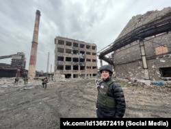 Військовий кореспондент РФ із Криму Олександр Федорчак у Маріуполі позує біля «Азовсталі»