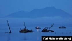 Кораблі біля острова Кунашір, який контролює Росія