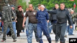 Сепаратисти ведуть чоловіка з зав'язаними очима, Донецьк, 5 травня 2014 року