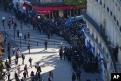 Полицейски кордон на протеста в Париж.