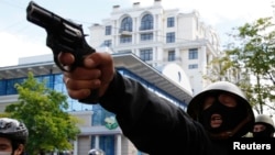 Проросійський активіст цілиться з пістолета у бік проукраїнських мітингувальників, Одеса, 2 травня 2014 року
