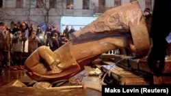 Повалення пам'ятника Леніна в Києві під час Революції гідності, 8 грудня 2013 року