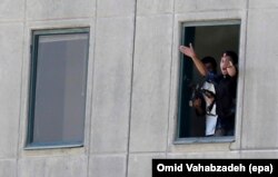 یکی از نیروهای سپاه در ساختمان مجلس پس از حمله