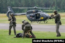 Вучэньні літоўскай памежнай службы з удзелам новых верталётаў Airbus H145 D3