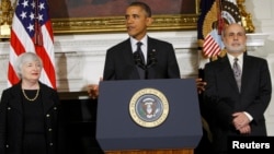 Президент Барак Обама (ортодо) Жанет Йеллен айым (солдо) АКШнын Борбордук банкынын жаңы төрагасы болуп көрсөтүлгөнүн жарыя кылууда. Банктын кызматтан кетчү төрагасы Бен Бернанке (оңдо). Ак үй, 9-октябрь, 2013