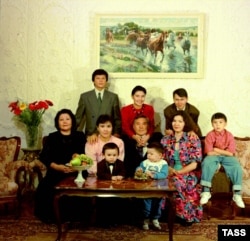 Нұрсұлтан Назарбаев отбасымен. 1992 жылғы сурет.